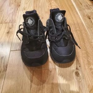 Black Nike Air Huarache sneakers